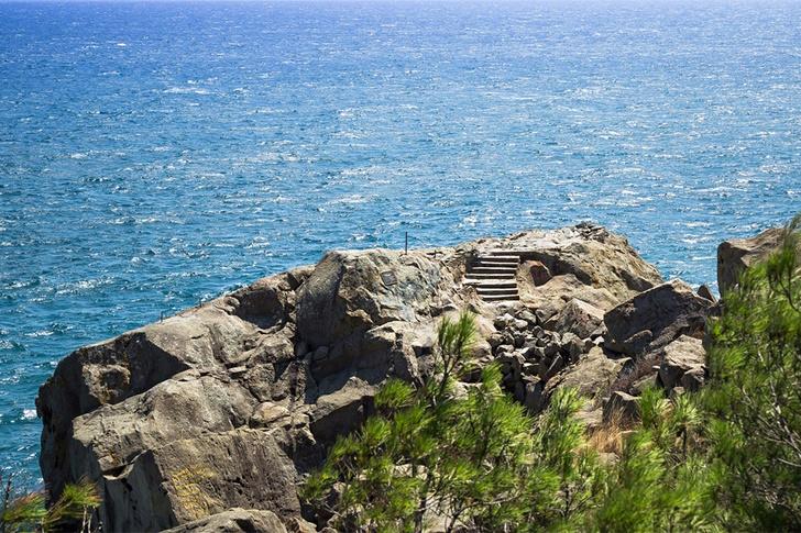 Скала и смотровая площадка имени Айвазовского в Алупке